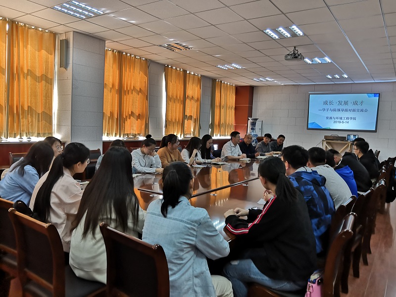 学院党总支书记许国纯强调,交流座谈会旨在落实大学生思想政治工作新