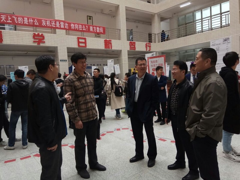 招聘会上,招生就业处处长王全文,副处长吴远庆,学院党总支书记许国纯